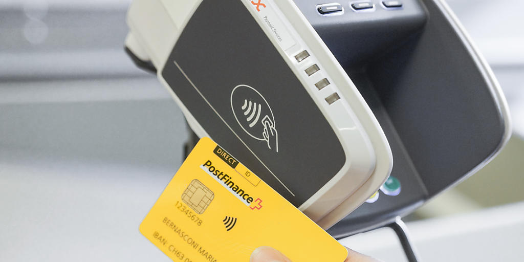 Mit der PostFinance Card kann neu bis zu einem Betrag von 40 Franken kontaktlos bezahlt werden. Das bedeutet, dass die Karte nicht mehr in den Zahlterminal eingeführt werden muss, sondern nur in dessen Nähe gehalten werden kann. So wird sekundenschnelles Zahlen möglich