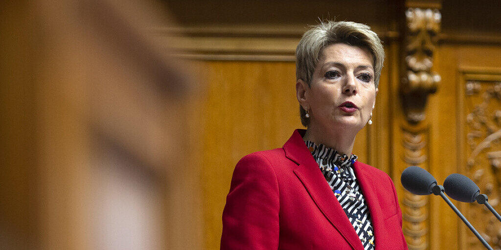 Justizministerin Karin Keller-Sutter hofft, dass Opfer von häuslicher Gewalt mit einem Tracker besser vor ihren Gefährdern geschützt werden könnten. (Archivbild)