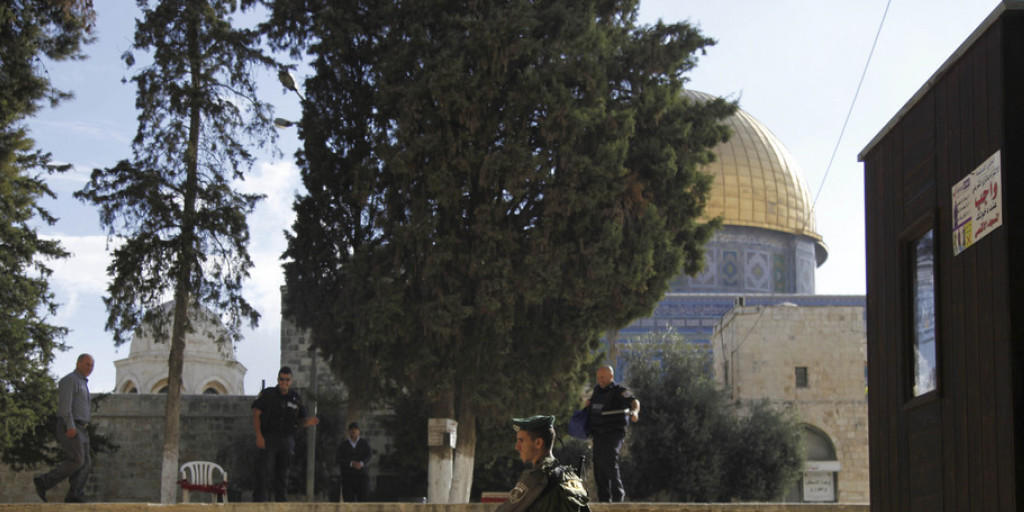 Israelische Polizisten bewachen den Eingang zur Al-Aksa-Moschee auf dem Tempelberg in der Jerusalemer Altstadt