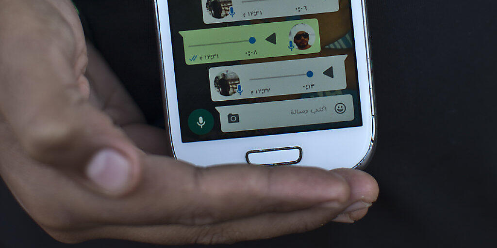 Kampf gegen "Fake News": Fortan kann im Messengerdienst Whatsapp eine Nachricht nur noch an fünf Empfänger auf einmal weitergeleitet werden. (Symbolbild)