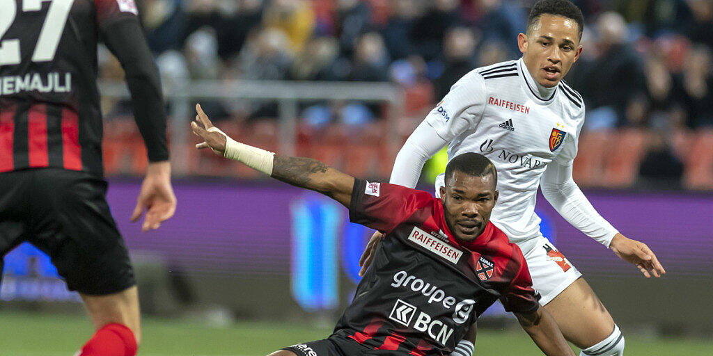 Noah Okafor im Duell mit Serey Die