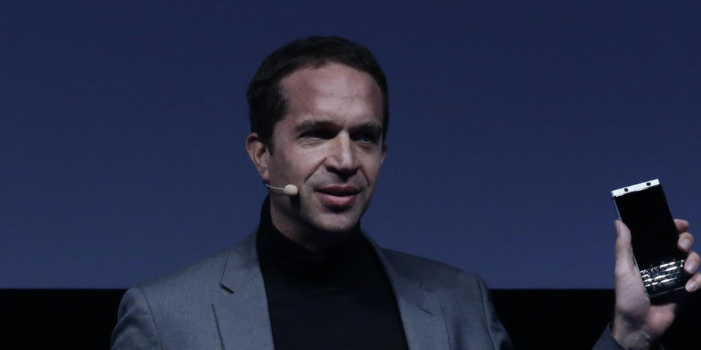TCL-CEO Nicolas Zibell präsentiert das neue Blackberry-Telefon "KEYone".