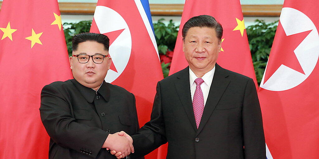Als erster chinesischer Präsident seit 14 Jahren besucht Xi Jinping (r.) derzeit Nordkorea und ist mit dessen Machthaber Kim Jong Un (l.) zu Gesprächen zusammengekommen.
