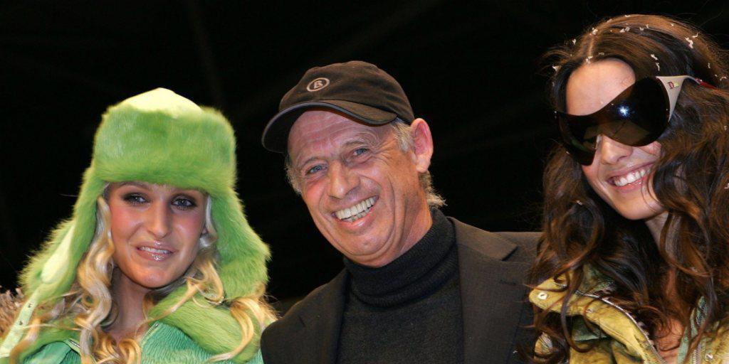 Der ehemalige Skistar und Designer Willy Bogner übergibt das Ruder seiner Firma an Alexander Wirth. Bogner flankiert von zwei Models anlässlich der "Bogner Vision 2005" in München. (Archivbild)
