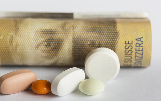 Da die Preise den Zugang zu lebenswichtigen Medikamenten bedrohen, soll der Bund laut der NGO Public Eye bei Extrempreisen mit Zwangslizenzen eingreifen. (Symbolbild)