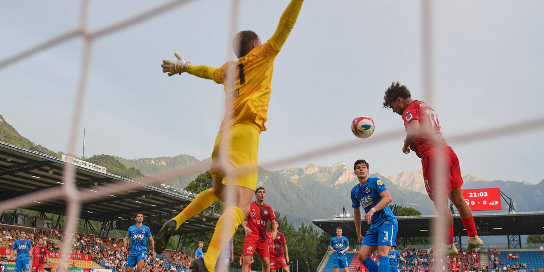 Eine weitere Top-Chance hatte Angelo Campos (r.) in der 21. Minute, als er frei zum Kopfball kam – Keeper Zoet konnte jedoch gerade noch eingreifen.
