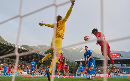 Eine weitere Top-Chance hatte Angelo Campos (r.) in der 21. Minute, als er frei zum Kopfball kam – Keeper Zoet konnte jedoch gerade noch eingreifen.