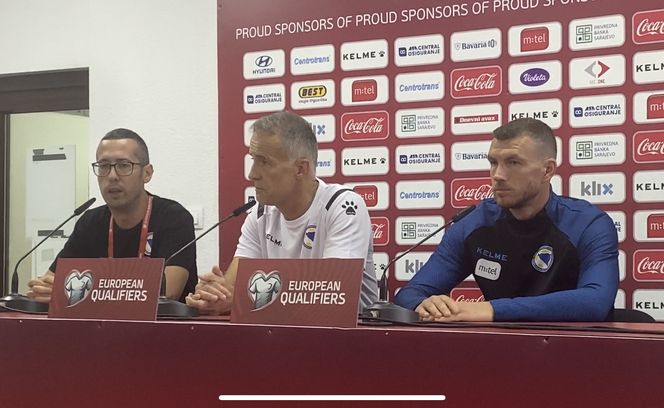 Der neue Trainer Meho Kodro (mitte) und Stürmer Edin Dzeko (rechts)