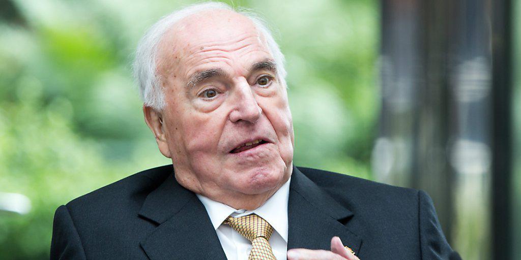 Als Folge eines schweren Sturzes war Helmut Kohl seit 2008 gesundheitlich schwer angeschlagen. Nun ist der Alt-Bundeskanzler gestorben. (Archiv)