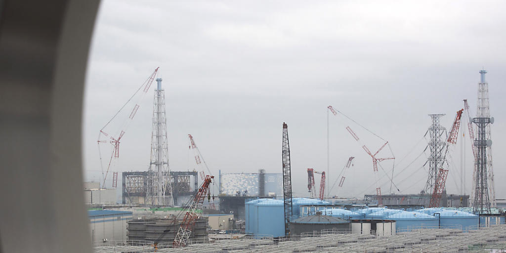 Dutzende Tanks mit radioaktivem Wasser stehen mittlerweile auf dem Gelände des AKW in Fukushima. Der Betreiber möchte einen Teil davon in Meer ablassen. Dutzende Tanks mit radioaktivem Wasser stehen mittlerweile auf dem Gelände des AKW in Fukushima. Der Betreiber möchte einen Teil davon in Meer ablassen.