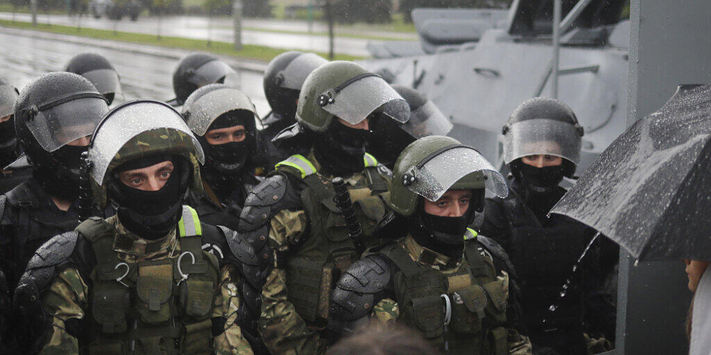 Bereitschaftspolizisten in schwerer Montur blockieren während eines Protests von Unterstützern der belarussischen Opposition eine Straße zum Palast der Unabhängigkeit in Minsk. Foto: -/AP Photo/TUT.by/dpa Bereitschaftspolizisten in schwerer Montur blockieren während eines Protests von Unterstützern der belarussischen Opposition eine Straße zum Palast der Unabhängigkeit in Minsk. Foto: -/AP Photo/TUT.by/dpa