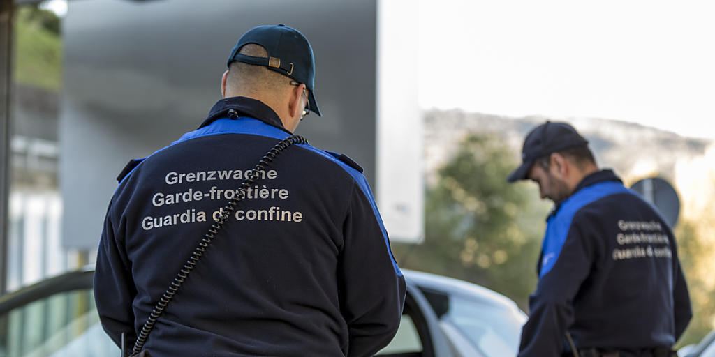 Grenzwächter kontrollieren am Zoll auch die Autobahnvignetten an den Fahrzeugen - bislang ohne die Hilfe von privaten Sicherheitsfirmen. (Symbolbild) Grenzwächter kontrollieren am Zoll auch die Autobahnvignetten an den Fahrzeugen - bislang ohne die Hilfe von privaten Sicherheitsfirmen. (Symbolbild)