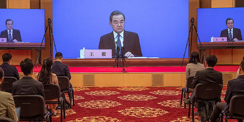 Der chinesische Aussenminister Wang Yi hat Schuldvorwürfe wegen Chinas Umgang mit dem Ausbruch des neuen Coronavirus scharf zurückgewiesen.