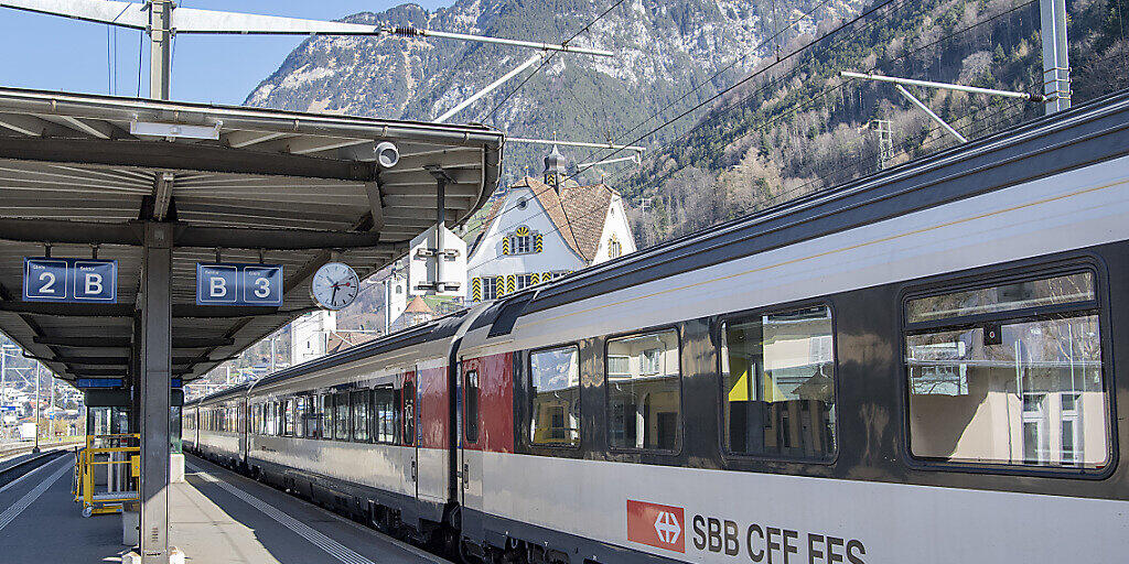 Leere Bahnhöfe wie hier in Flüelen UR: Wegen des Coronavirus ist die Nachfrage im öffentlichen Verkehr stark gesunken und der Fahrplan wird ausgedünnt. (Archivbild) Leere Bahnhöfe wie hier in Flüelen UR: Wegen des Coronavirus ist die Nachfrage im öffentlichen Verkehr stark gesunken und der Fahrplan wird ausgedünnt. (Archivbild)