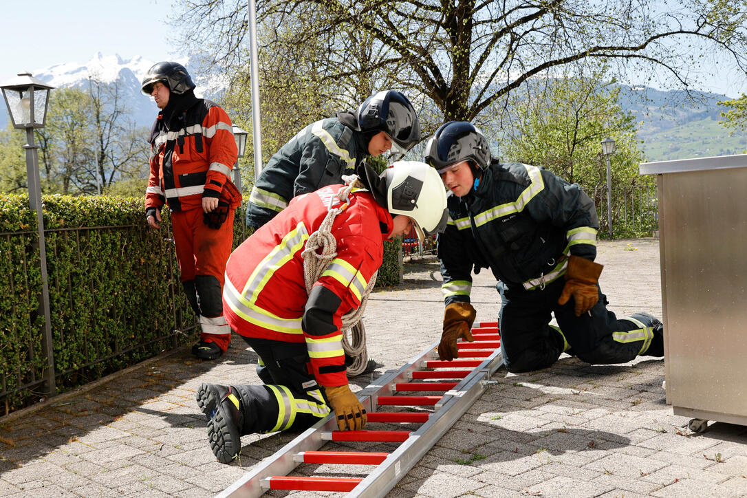 Schluss&uuml;bung beim Kurs f&uuml;r neue Feuerwehrleute beim "Restaurant L&ouml;wen&raquo; in Gamprin-Bendern.