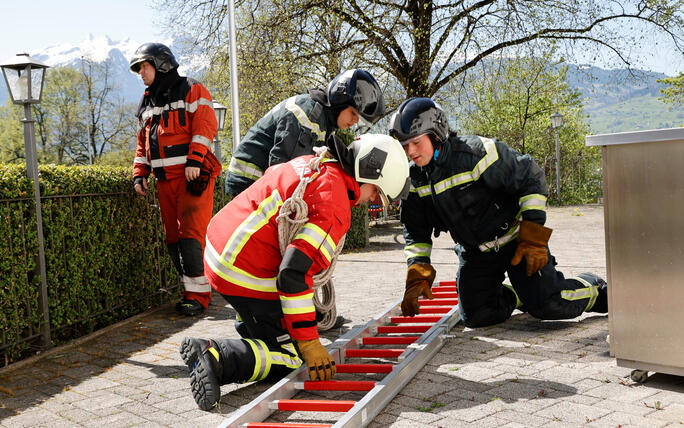 Schluss&uuml;bung beim Kurs f&uuml;r neue Feuerwehrleute beim "Restaurant L&ouml;wen&raquo; in Gamprin-Bendern.