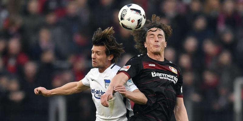 Traf für Hertha, verlor aber das Spiel in Leverkusen: Valentin Stocker (links, im Kopfball-Duell mit Julian Baumgartlinger) Traf für Hertha, verlor aber das Spiel in Leverkusen: Valentin Stocker (links, im Kopfball-Duell mit Julian Baumgartlinger)