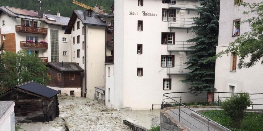 Der Triftbach in Zermatt führte ab Mittwochabend um 18 Uhr plötzlich Hochwasser. Eine Gletschtertasche hatte sich entleert.