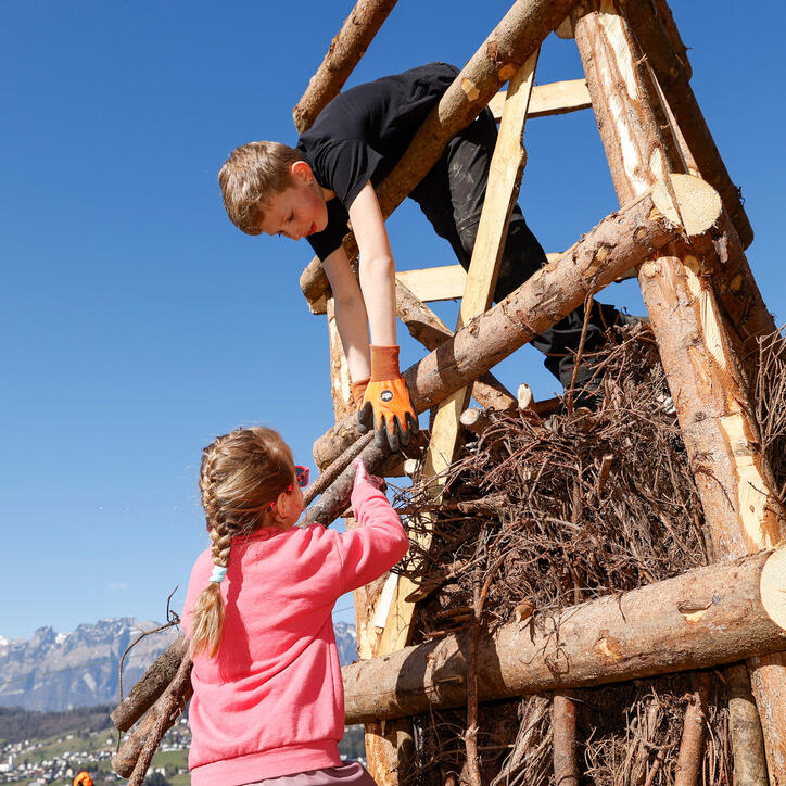 Kinder bauen Funken in Schaanwald