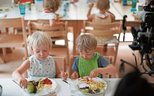 GFZ, STIFTUNG GFZ, GFZ KINDERTAGESSTAETTE, GFZ 6A BGF, BAUGENOSSENSCHAFT FROHNHEIM ZUERICH, KINDERTAGESTAETTE, KITA, KRIPPE, KINDERKRIPPE, KINDER-KRIPPE, BETREUUNG, KINDERBETREUUNG, KLEINKIND, KLEINKINDER, KIND, KINDER,  MITTAGESSEN,