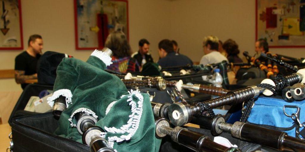 Noch bis zum Sonntag gastiert das College of Piping aus Glasgow im saarländischen Homburg. Dudelsack-Freaks aus ganz Europa - auch der Schweiz - frischen da ihre Fähigkeiten auf. Noch bis zum Sonntag gastiert das College of Piping aus Glasgow im saarländischen Homburg. Dudelsack-Freaks aus ganz Europa - auch der Schweiz - frischen da ihre Fähigkeiten auf.