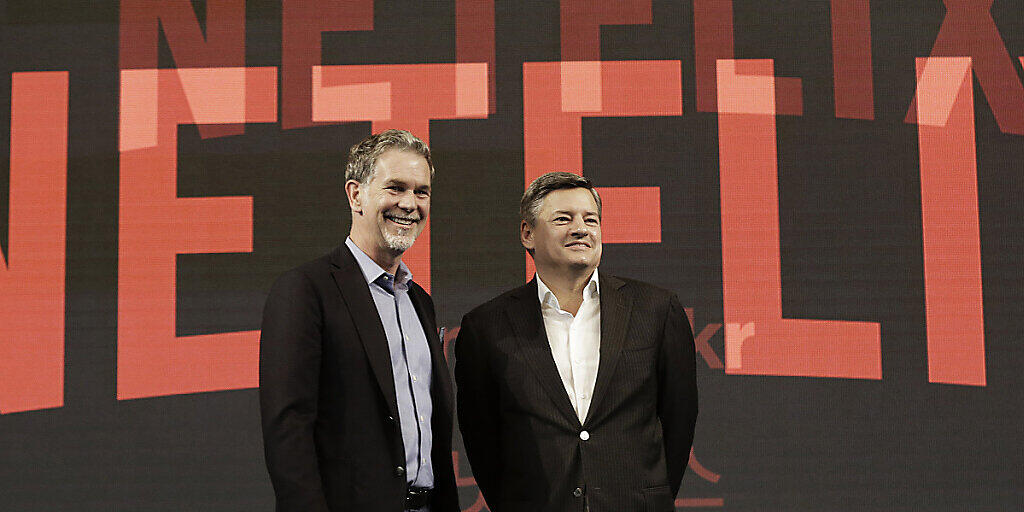 Netflix' Konzernchef Reed Hastings (links) und Ted Sarandos, der bei Netflix für die Inhalte verantwortlich ist, spüren ein nachlassendes Kundeninteresse nach den Lockerungen der Corona-Massnahmen. Die Bevölkerung ist weniger daheim und wieder mehr unterwegs. (Archivbild)