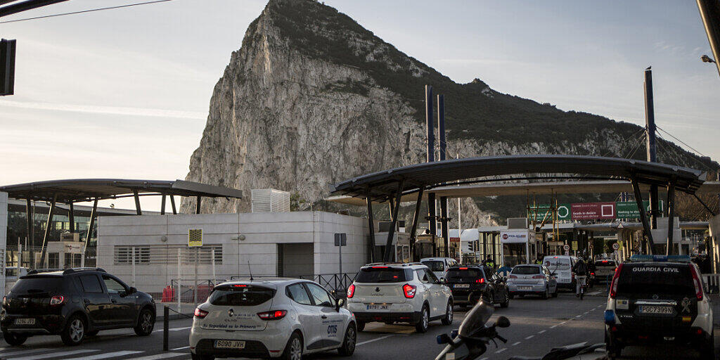 ARCHIV - Autos stehen Schlange, um die Grenze zwischen Spanien und der britischen Exklave Gibraltar zu überqueren. Foto: Javier Fergo/AP/dpa ARCHIV - Autos stehen Schlange, um die Grenze zwischen Spanien und der britischen Exklave Gibraltar zu überqueren. Foto: Javier Fergo/AP/dpa