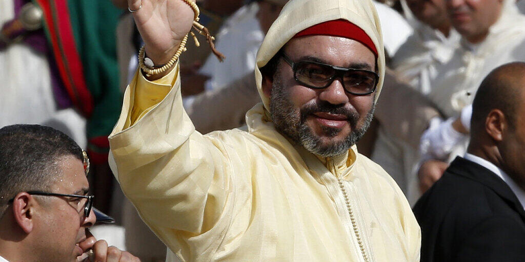 ARCHIV - König Mohammed VI. von Marokko steht bei einer Treue-Zeremonie im Königspalast in Tetouan in einer Limousine und winkt. Marokkos König Mohammed VI. hat sich einem Eingriff am Herzen unterzogen. Foto: Abdeljalil Bounhar/AP/dpa