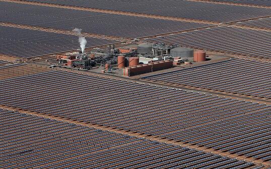 An China kommt im Solarzellenmarkt niemand vorbei, fünf der sechs grössten Hersteller von Solarzellen gehören der Volksrepublik: Solarkraftwerk im marokkanischen Ouarzazate. (Symbolbild)