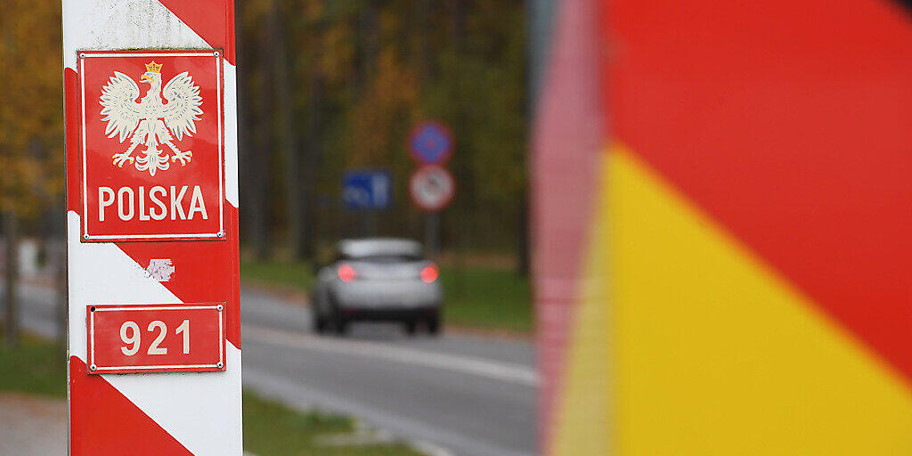 Autos fahren an den Grenzpfählen von Deutschland und Polen vorbei über den Grenzübergang auf der Insel Usedom. Die Bundesregierung hatte Polen ab dem 24.10.2020 als Corona-Risikogebiet eingestuft. Foto: Stefan Sauer/dpa-Zentralbild/dpa Autos fahren an den Grenzpfählen von Deutschland und Polen vorbei über den Grenzübergang auf der Insel Usedom. Die Bundesregierung hatte Polen ab dem 24.10.2020 als Corona-Risikogebiet eingestuft. Foto: Stefan Sauer/dpa-Zentralbild/dpa