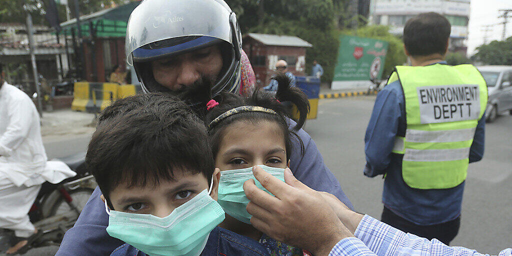 In der pakistanischen Stadt Lahore haben die Luftverschmutzungswerte "sehr gefährliche und gesundheitsschädliche Werte" erreicht. Bewohner der Stadt beklagen Atemschwierigkeiten und Augenbrennen.