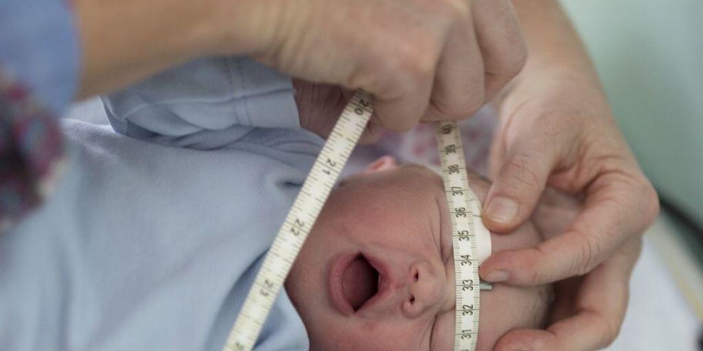 Die durchschnittliche Körpergrösse von Babys bei der Geburt nimmt pro Jahr einen Millimeter zu. Der Geburtskanal der Mutter hinkt dem evolutionär hinterher. Die Folge: mehr Kaiserschnitte. (Symbolbild)