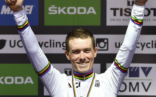 Strahlt im regenbogenfarbenen Trikot des Zeitfahr-Weltmeisters: Der Australier Rohan Dennis