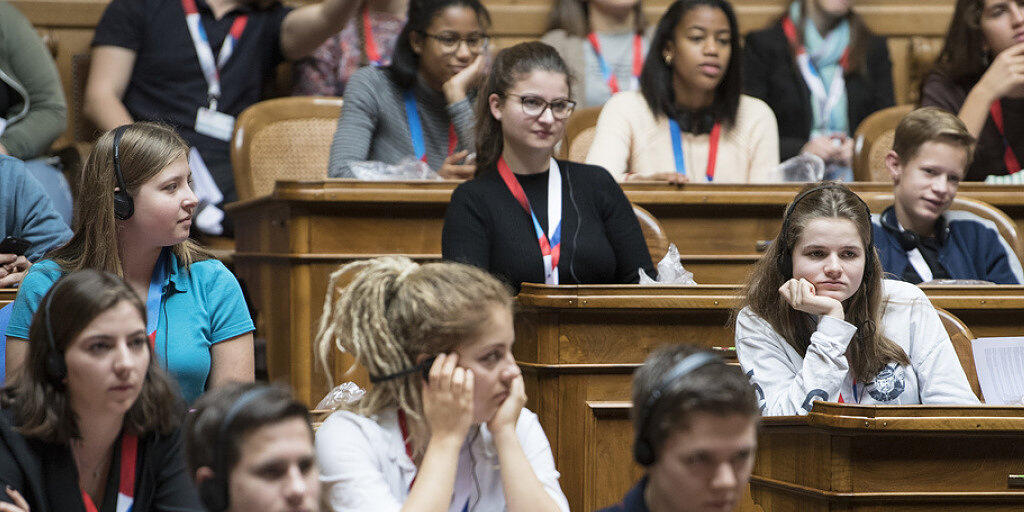 Teilnehmerinnen und Teilnehmer an der Jugendsession am Samstag im Nationalratssaal in Bern.
