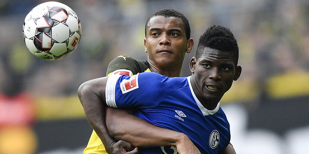 Breel Embolo (rechts) fügt mit Schalke Manuel Akanji und dem BVB eine empfindliche Niederlage zu