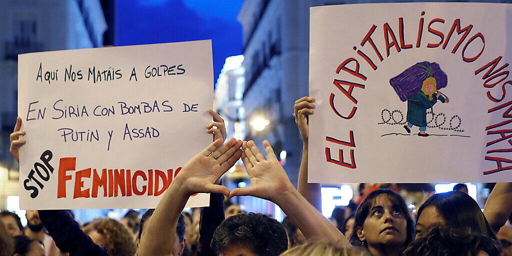Proteste gegen Gewalt an Frauen: Auch in der spanischen Hauptstadt Madrid gingen am Freitag Tausende auf die Strasse. Proteste gegen Gewalt an Frauen: Auch in der spanischen Hauptstadt Madrid gingen am Freitag Tausende auf die Strasse.