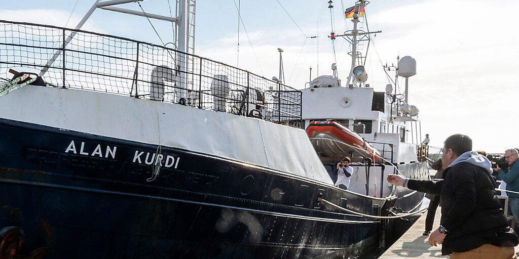 Wieder in See gestochen: Das Rettungsschiff "Alan Kurdi" der deutschen Hilfsorganisation Sea-Eye, hier bei der Namensänderung. Der neue Name erinnert an einen ertrunkenen dreijährigen Flüchtling
