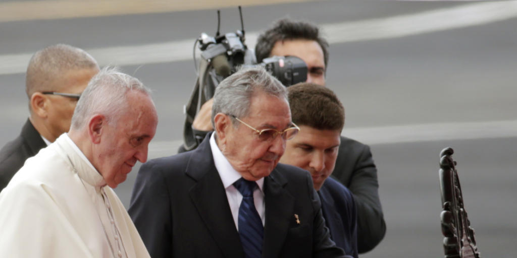 Papst Franziskus wird auf dem Flughafen von Havanna vom kubanischen Staatspräsidenten Raúl Castro empfangen.