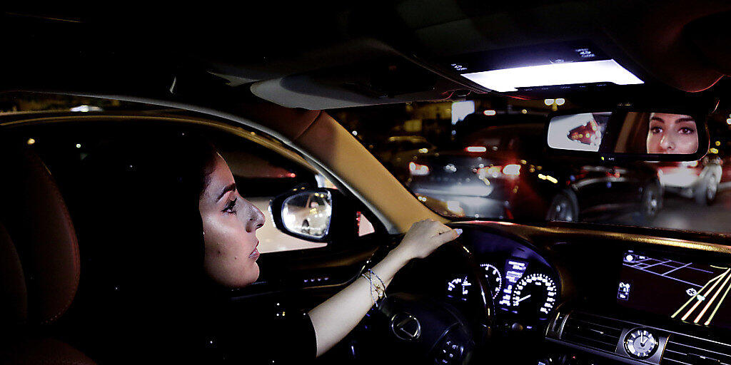 Um Mitternacht endete am heutigen Sonntag das jahrzehntelange Fahrverbot für Frauen in Saudi-Arabien - viele Neulenkerinnen probierten die gewonnene Freiheit noch in der Nacht aus.