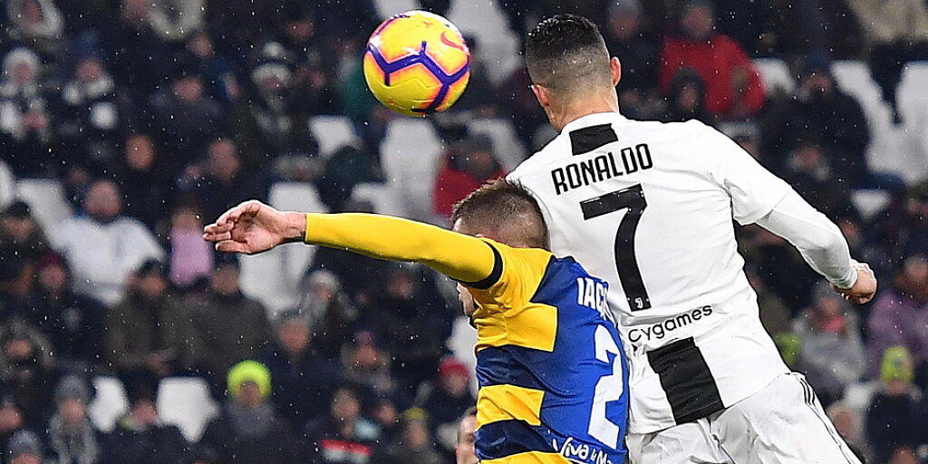 Cristiano Ronaldo steigt höher als sein Gegenspieler, doch Juventus gewinnt für einmal nicht