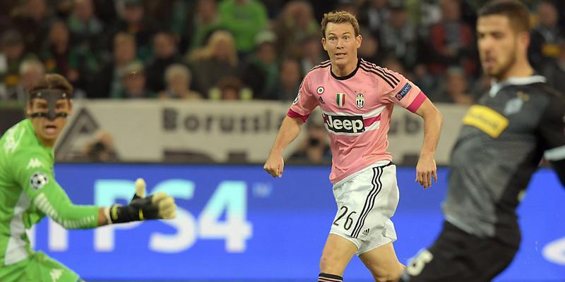 Stephan Lichtsteiner hat voll abgezogen und bezwingt seinen Schweizer Nati-Kollegen Yann Sommer