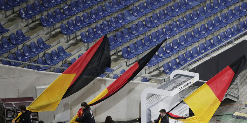 Fans mit deutschen Flaggen am Dienstagabend beim Verlassen des Fussballstadions in Hannover. Fans mit deutschen Flaggen am Dienstagabend beim Verlassen des Fussballstadions in Hannover.