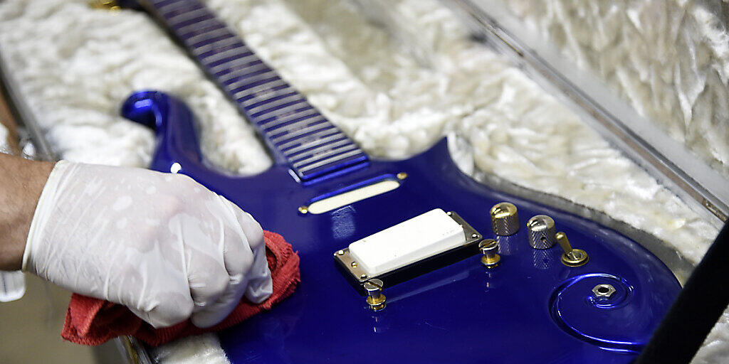 Die blaue Cloud-Gitarre von 1984 des 2016 gestorbenen US-Popstars Prince soll bei einer Versteigerung in Kalifornien bis zu 600 000 Dollar einbringen.