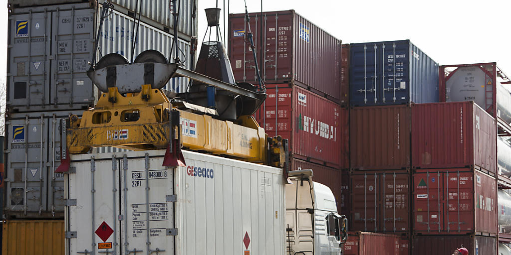 Die Zürcher Kantonalbank erwartet, dass der Brexit die Exportdynamik schwächen wird. Hafen Kleinhüningen bei Basel, wo ein Kran einen Container verlädt.