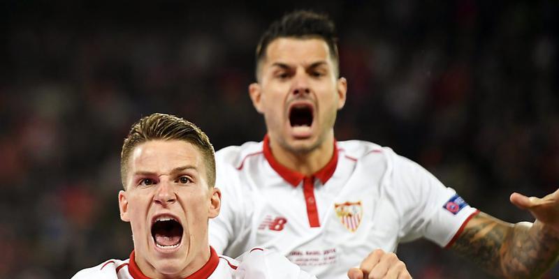 Die Spieler des FC Sevilla - im Bild Kevin Gameiro und Vitolo nach dem 1:1 - jubeln über den dritten Triumph in der Europa League in Folge.