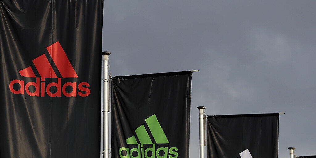 Der weltweit zweitgrösste Sportartikelkonzern Adidas ist wegen Engpässen bei der Beschaffung von Textilien in Asien wie befürchtet langsamer gewachsen. (Archiv)