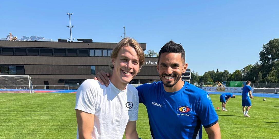 Johannes Sch&auml;dler (l.) riss sich in der Vorbereitung das Kreuzband, kann aber zusammen mit Co-Trainer  Vinicius Gomes bereits wieder lachen.