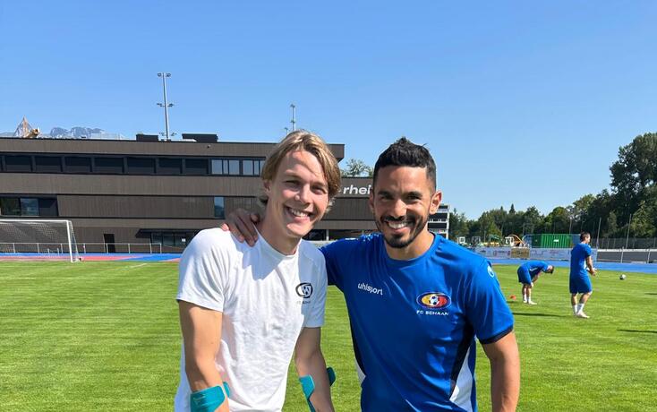 Johannes Sch&auml;dler (l.) riss sich in der Vorbereitung das Kreuzband, kann aber zusammen mit Co-Trainer  Vinicius Gomes bereits wieder lachen.