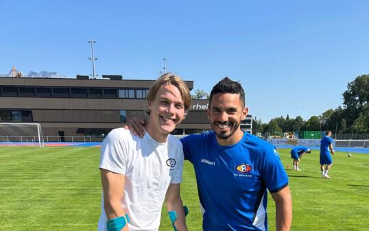 Johannes Sch&auml;dler (l.) riss sich in der Vorbereitung das Kreuzband, kann aber zusammen mit Co-Trainer  Vinicius Gomes bereits wieder lachen.