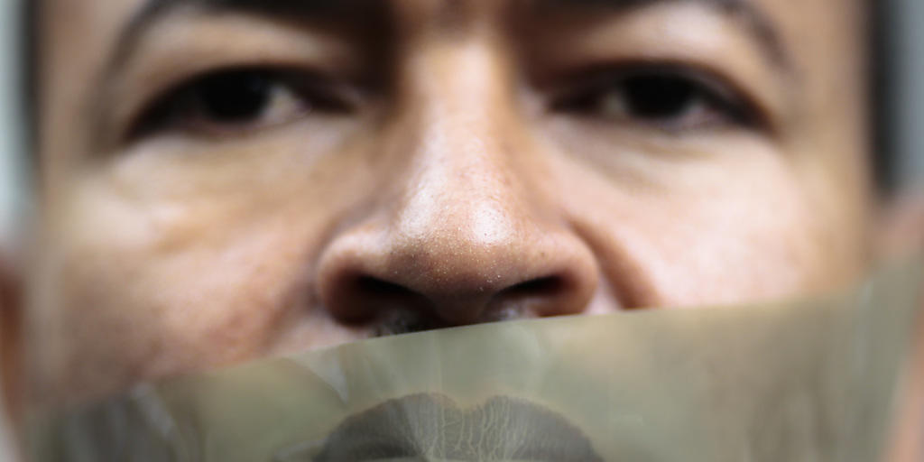 Ein Mann mit einem Klebeband vor dem Mund bekundet am Montag vor einem Gericht in Berlin seine Solidarit&auml;t mit dem &auml;gyptischen TV-Journalisten Ahmed Mansur.